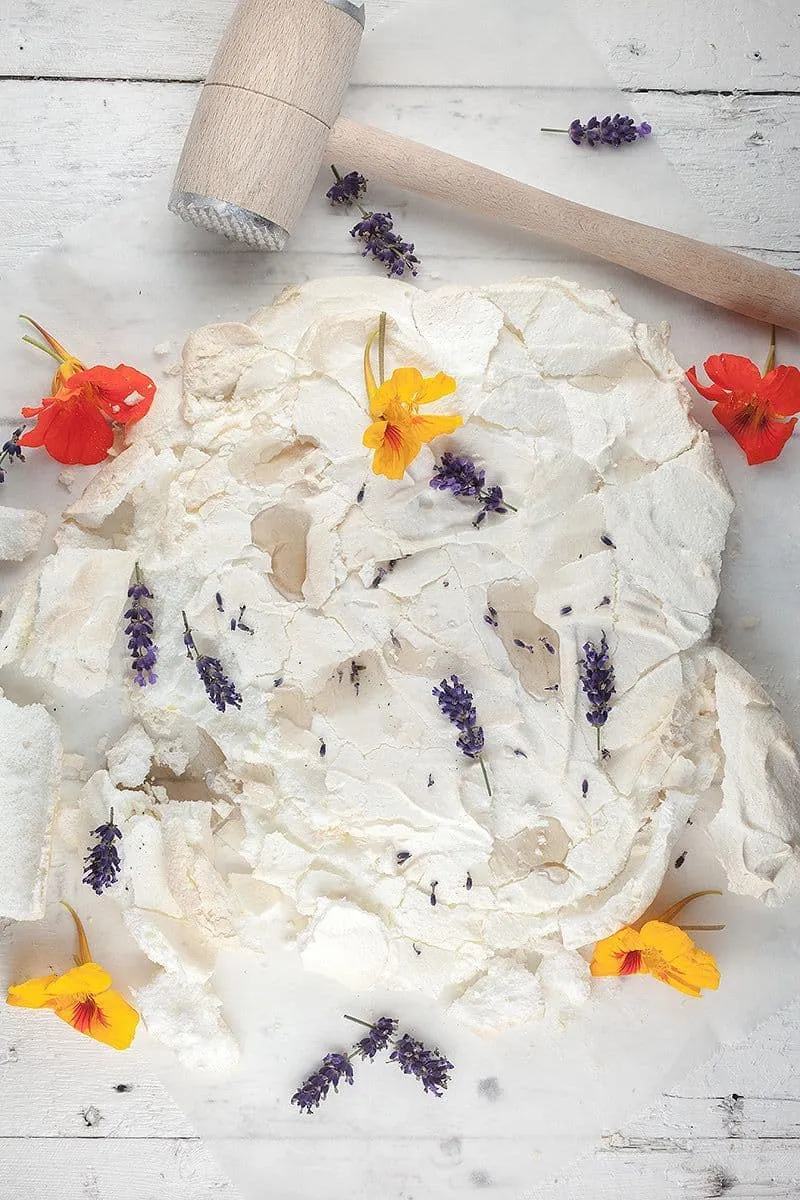 Citroen pavlova met lavendel siroop