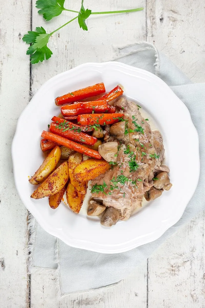 Konijn met witte wijn en champignons uit de slowcooker