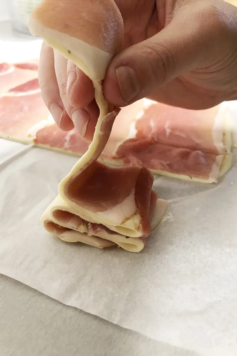 Mini bladerdeeg kerstboompjes opvouwen