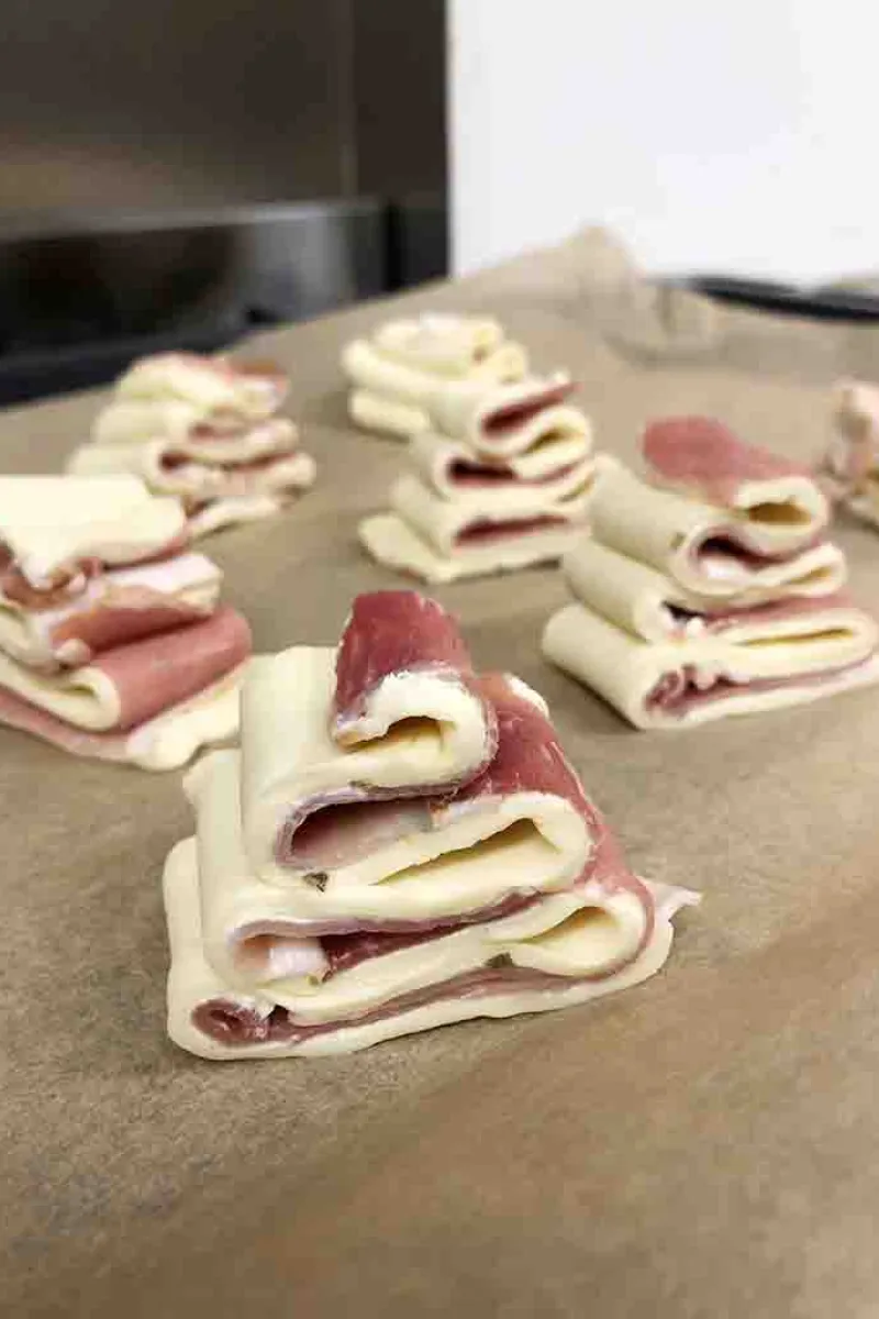 Opgevouwen mini bladerdeeg kerstboompjes