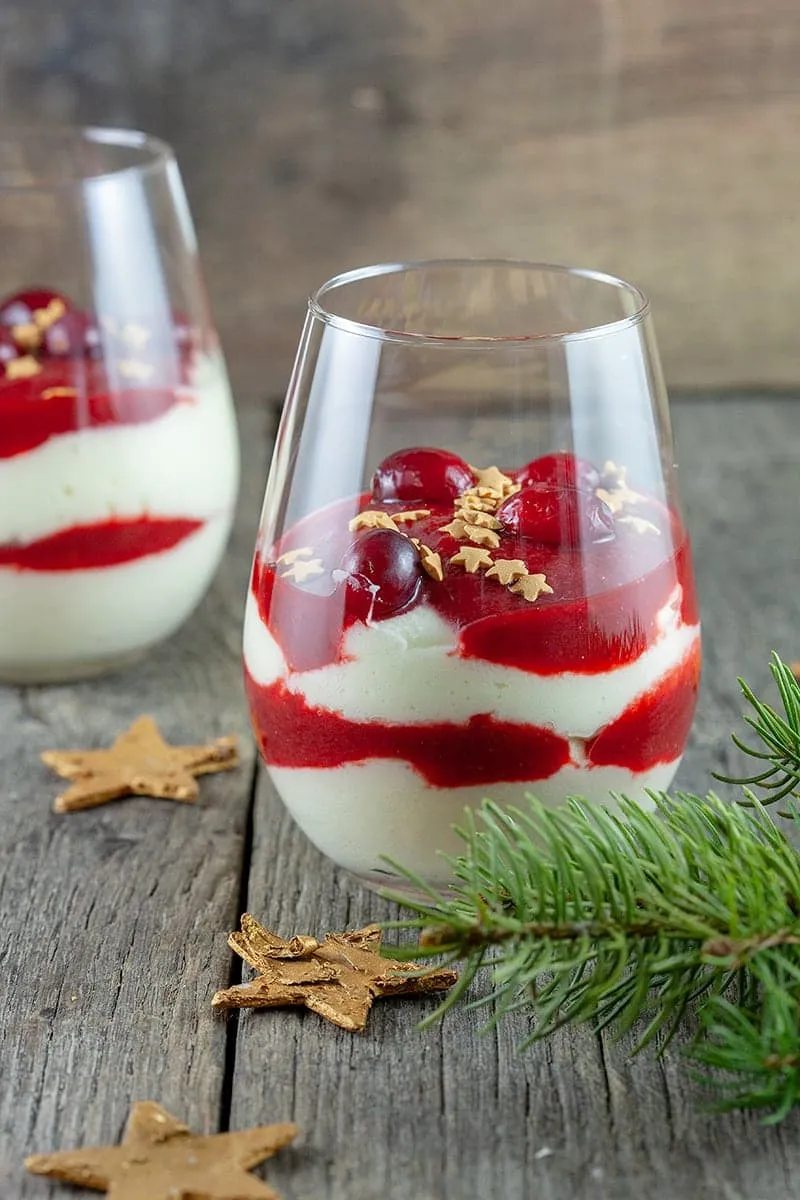 Witte chocolademousse met rood fruit