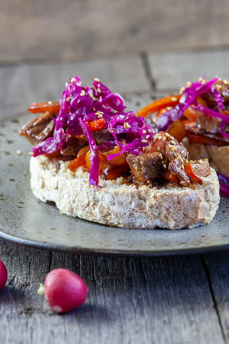 Biefstuk en rode kool sandwich