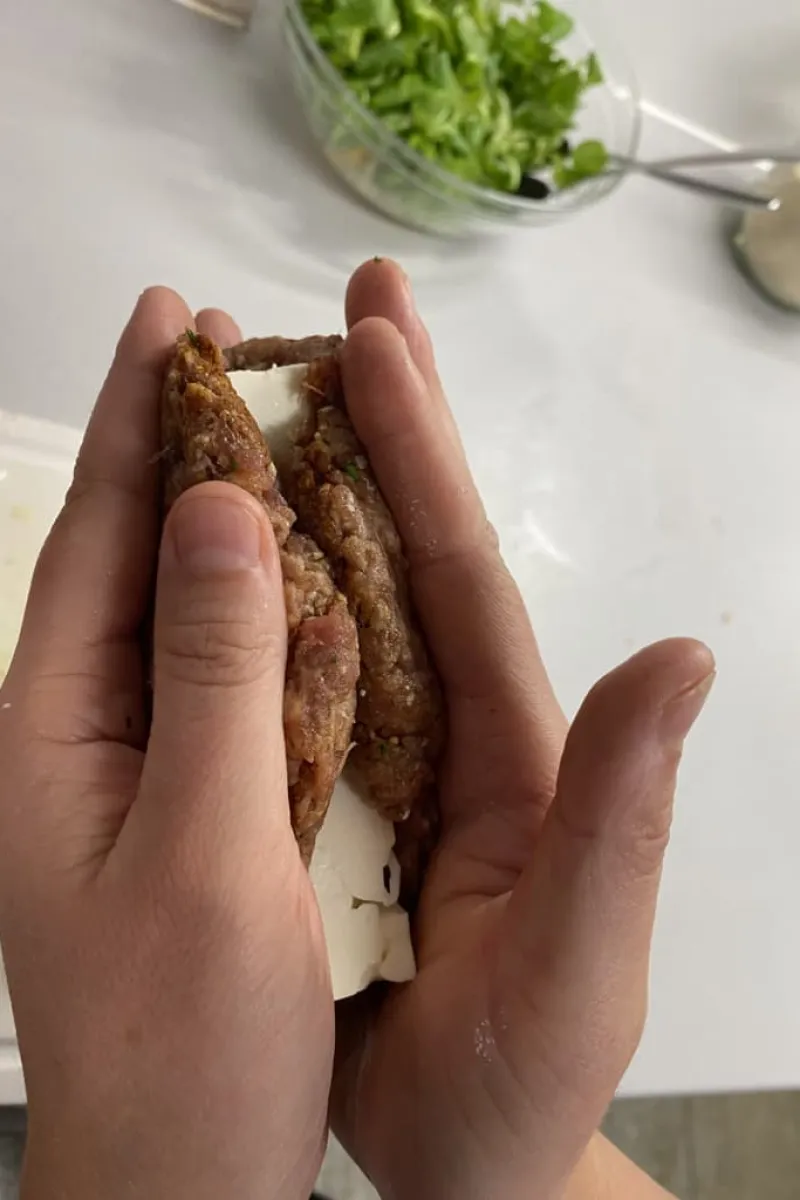 Bifteki met feta voorbereiden 2