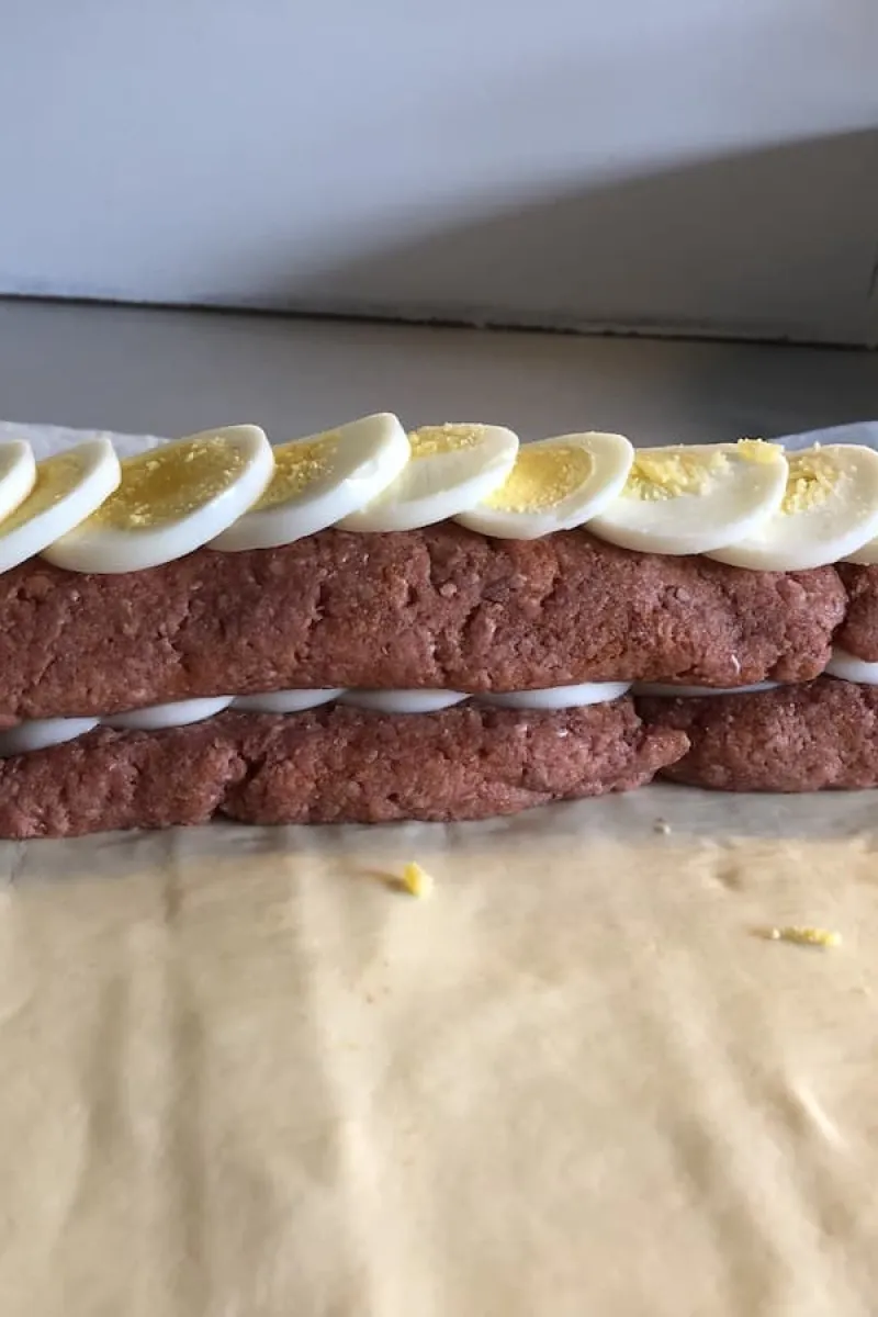 Bladerdeegrol met gehakt en ei rollen