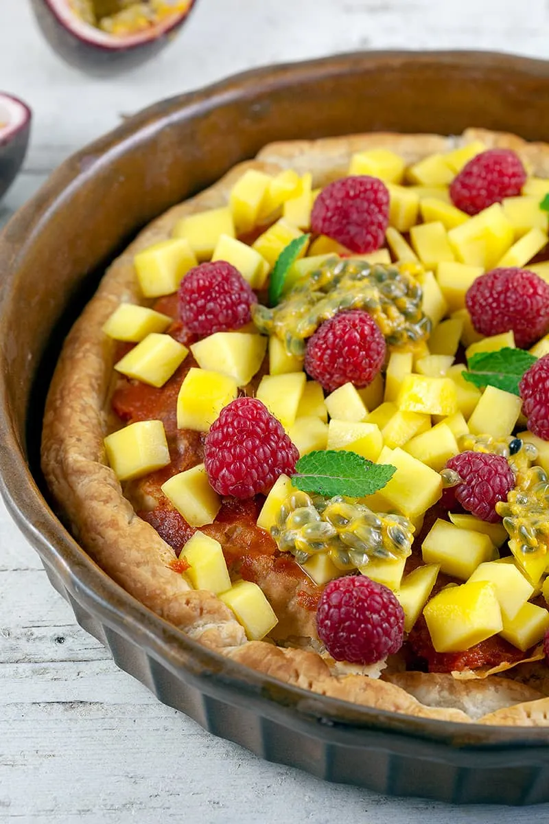 Bladerdeegtaart met rozenbotteljam en fruit