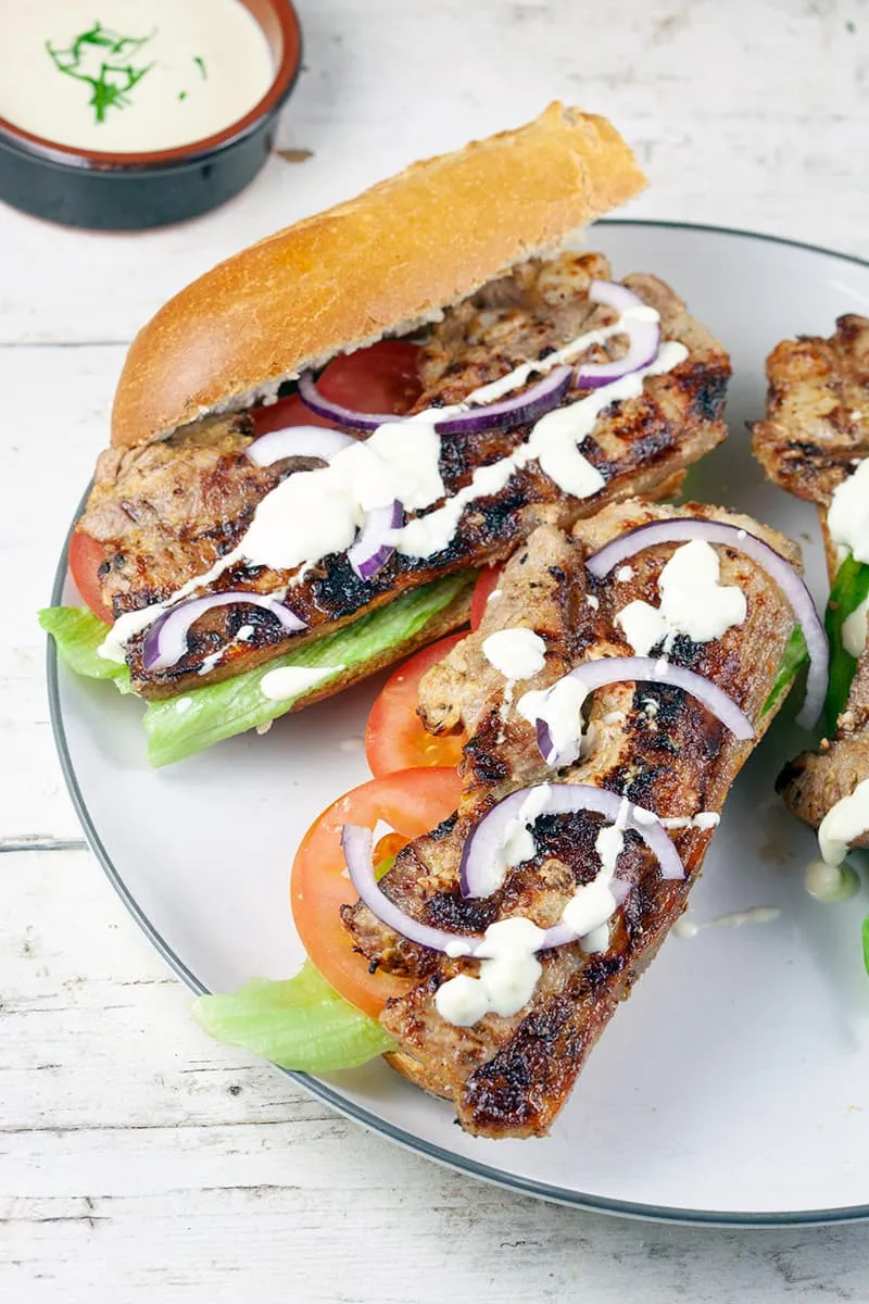 Broodje speklap van de barbecue