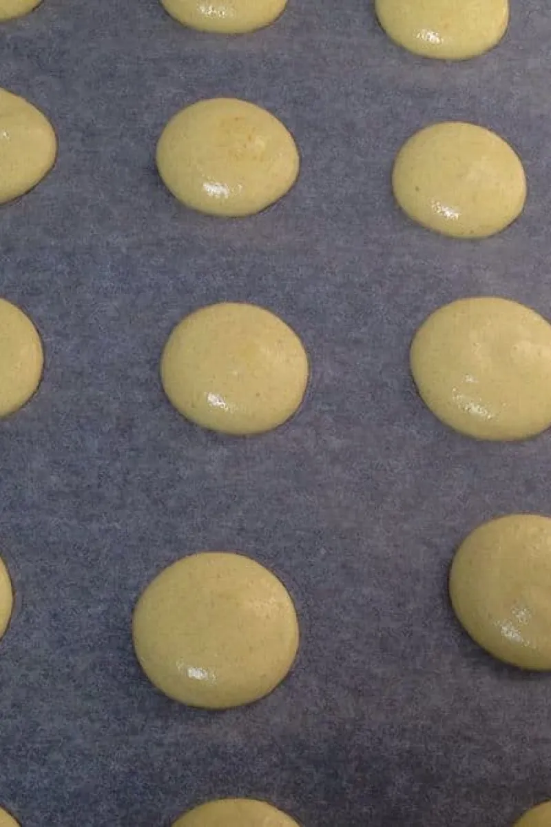 Citroen macarons voor het afbakken