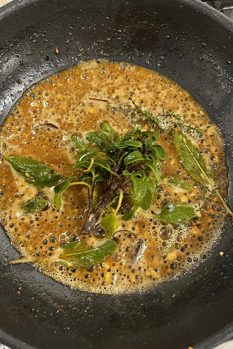 Coquilles met hazelnoten en salie saus