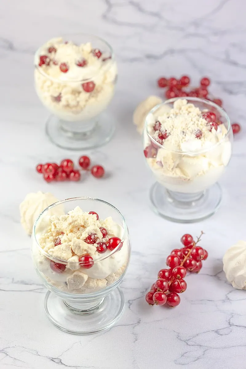 Eton mess met rode bessen