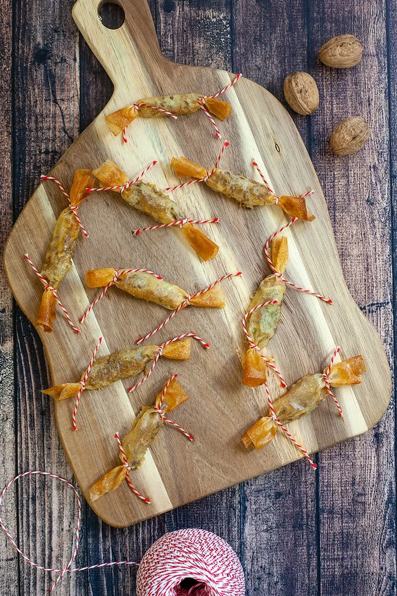 Filodeeg bonbons met kaas en walnoten