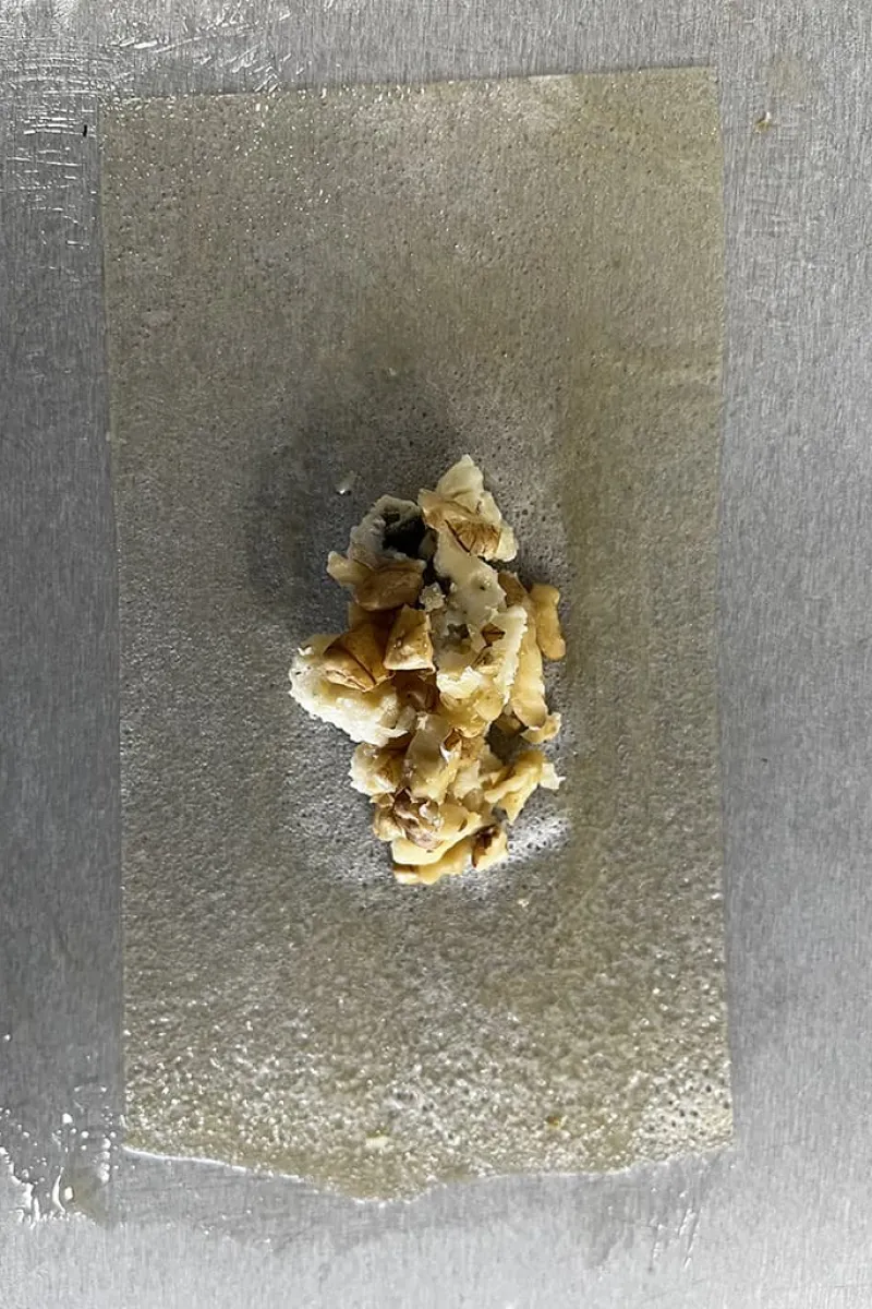 Filodeeg bonbons met kaas en walnoten stap 1 van 4