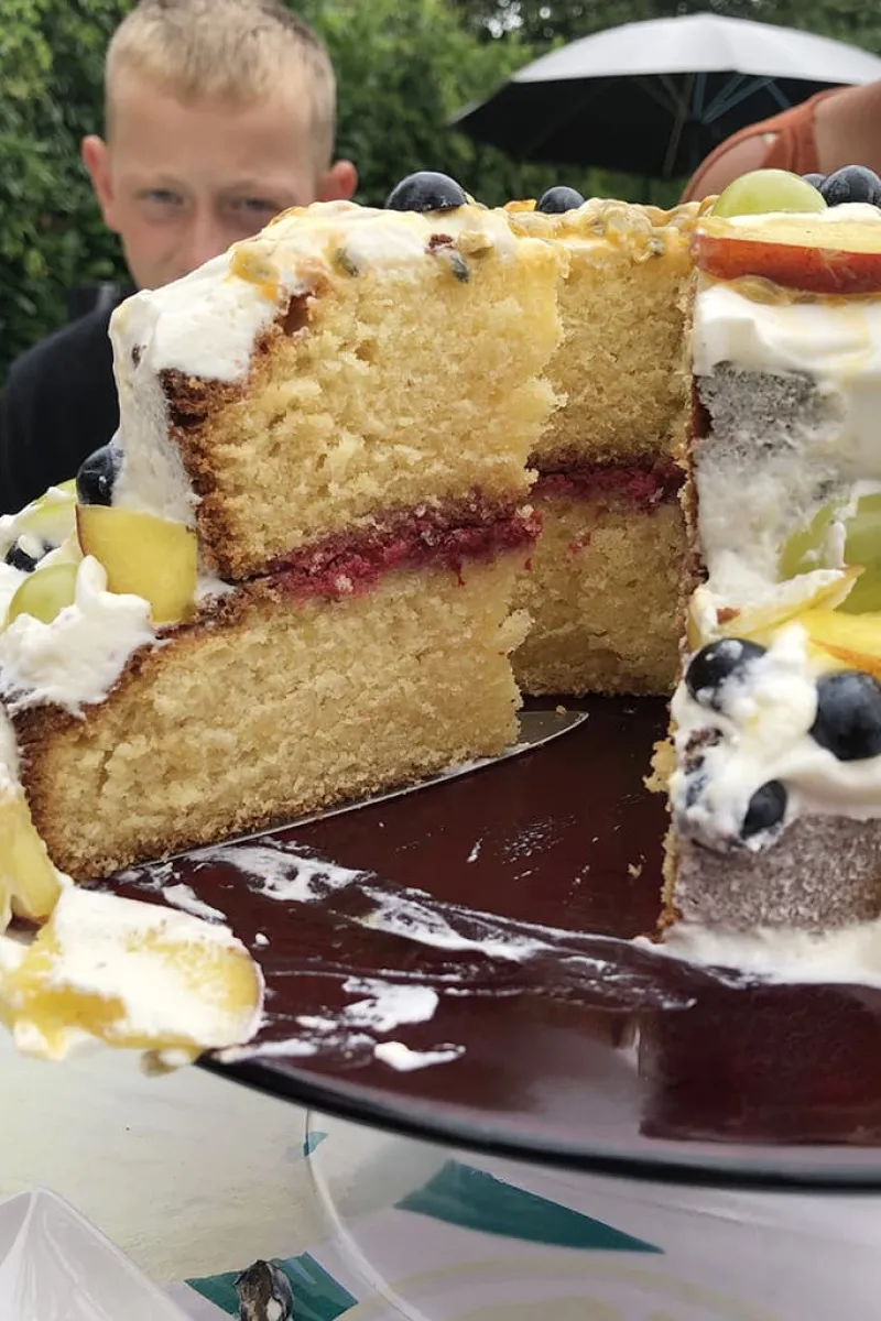 De fruittaart aangesneden. Hij was heerlijk!