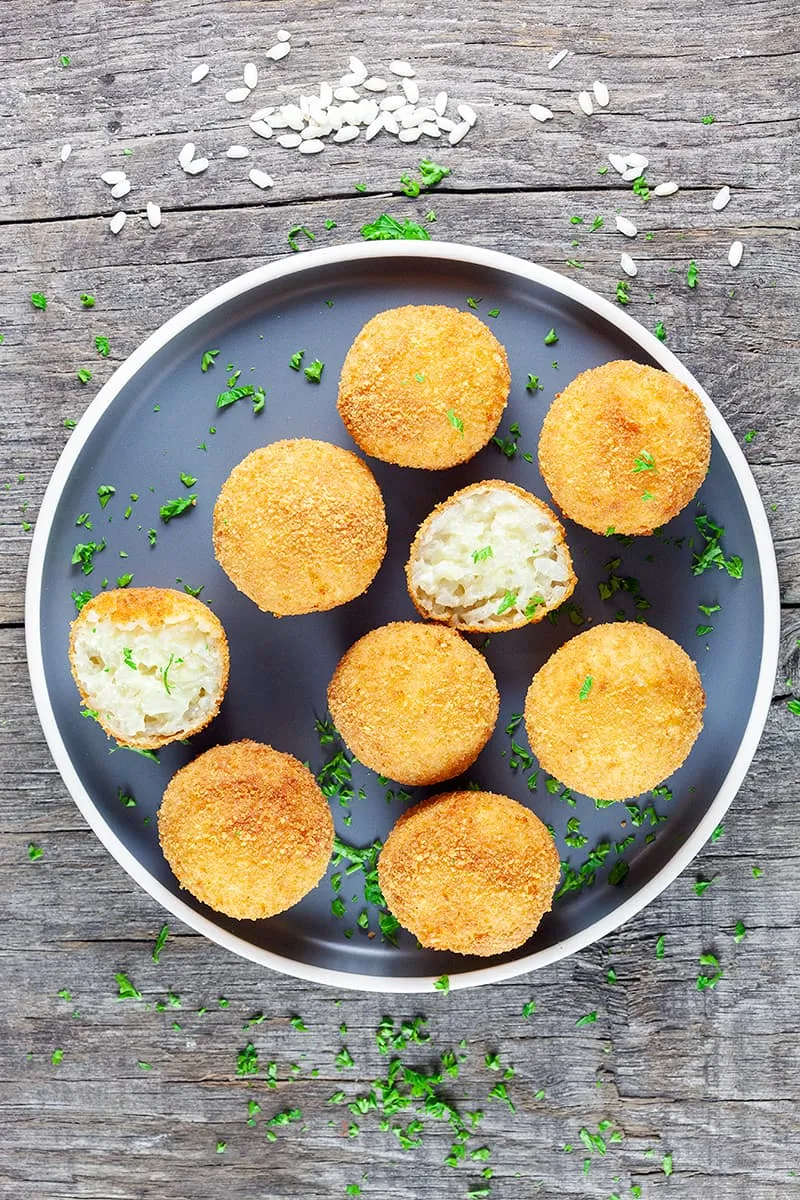 Gefrituurde risottoballetjes (arancini)