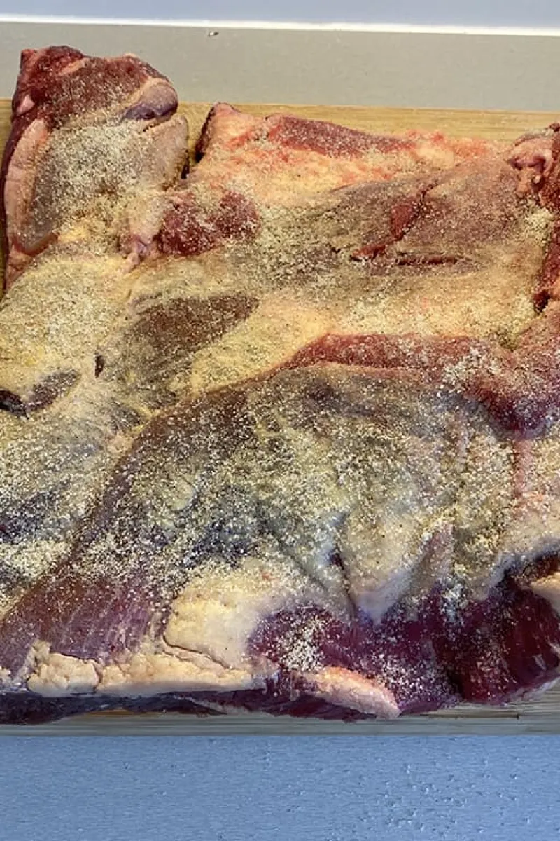 Brisket bedekken met zout en peper