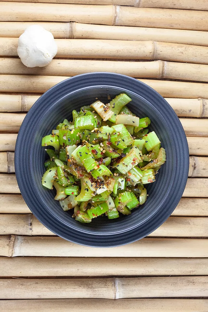 Gewokte bleekselderij met knoflook