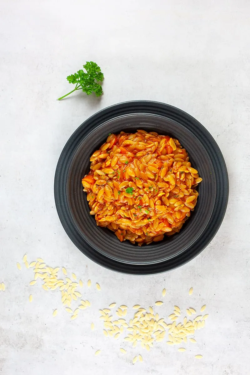 Griekse orzo in tomatensaus