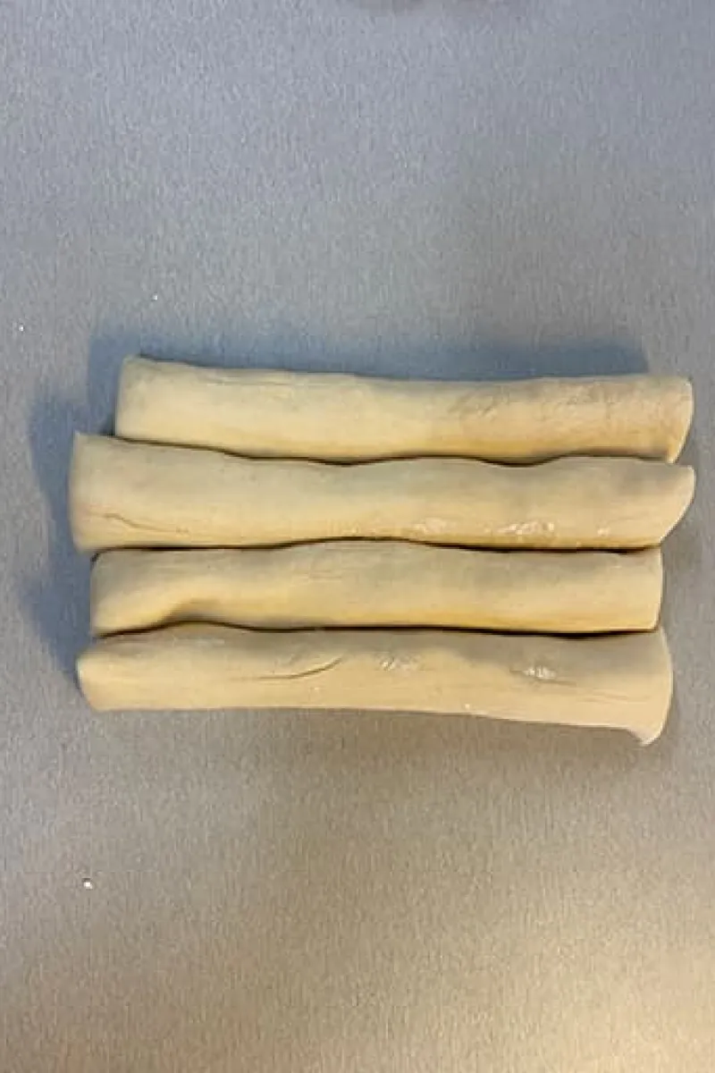 Gyoza deeg in stukjes verdelen