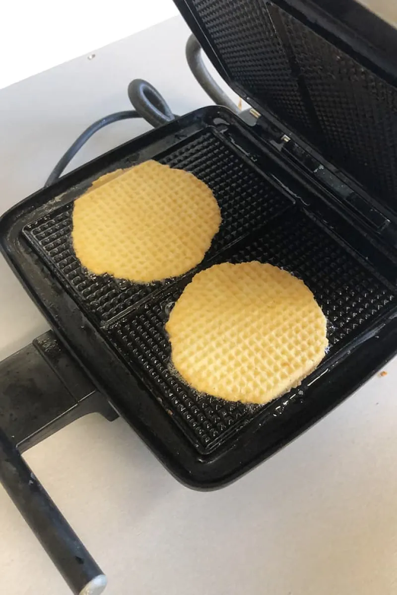 Limburgse wafels in het wafelijzer
