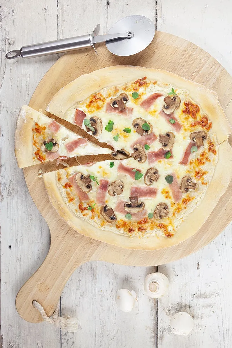 Makkelijke pizza met ham en champignons