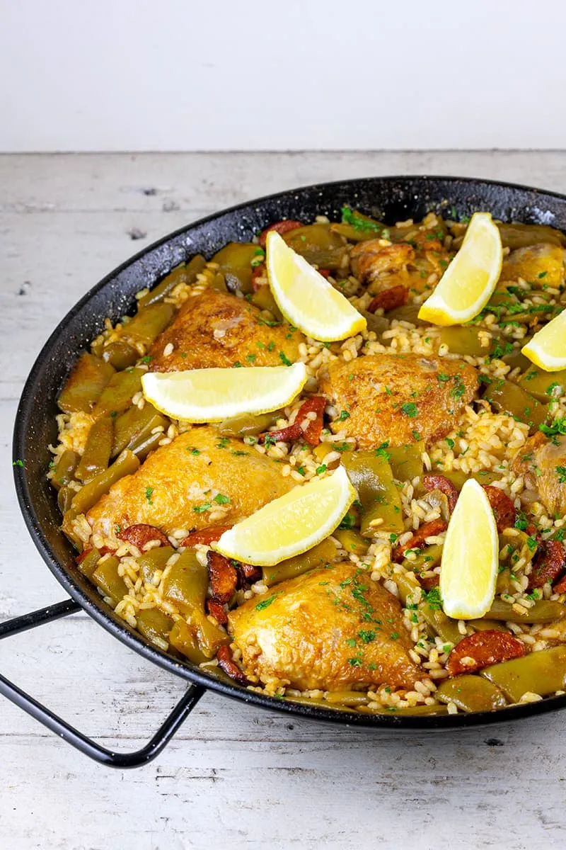 Paella met kip en chorizo