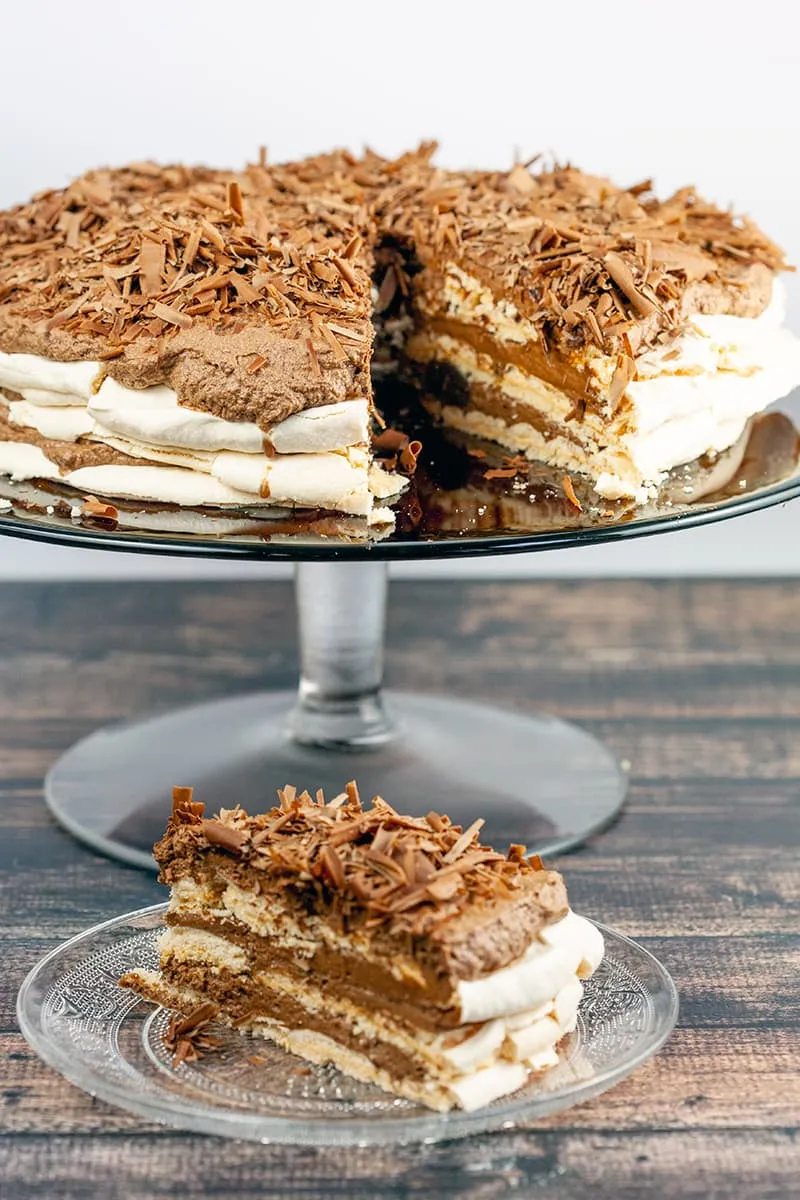 Pavlova met chocolade en kersen