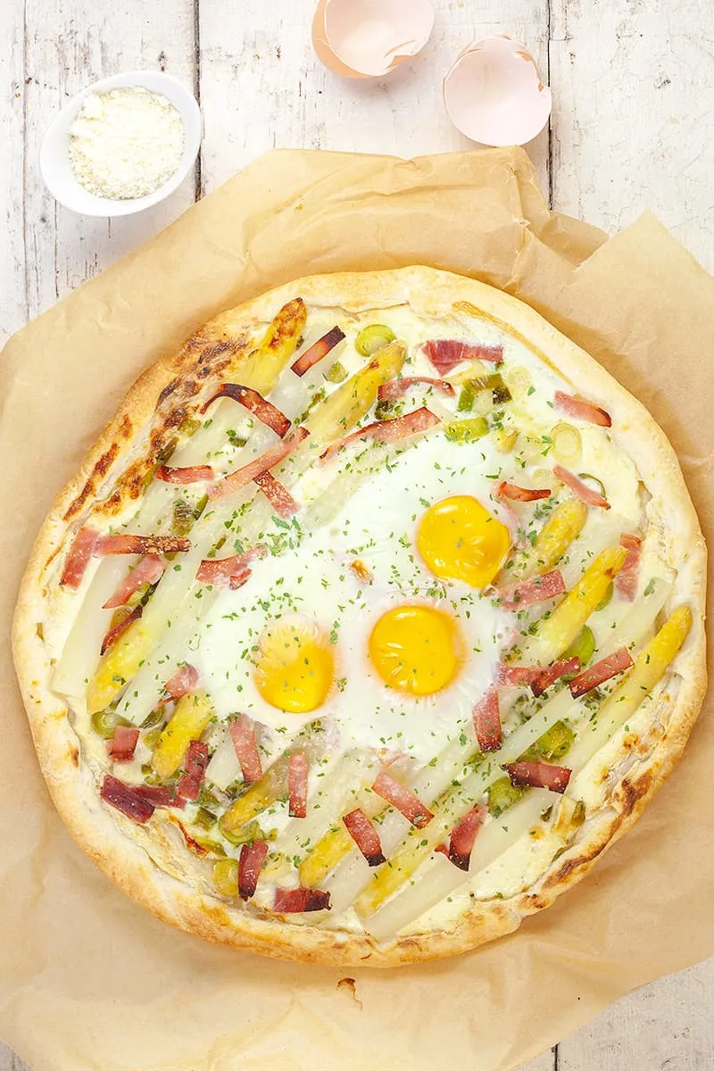 Plaattaart met witte asperges en ei