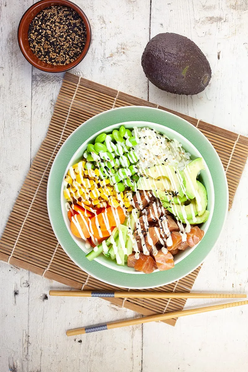 Poké bowl met zalm en avocado