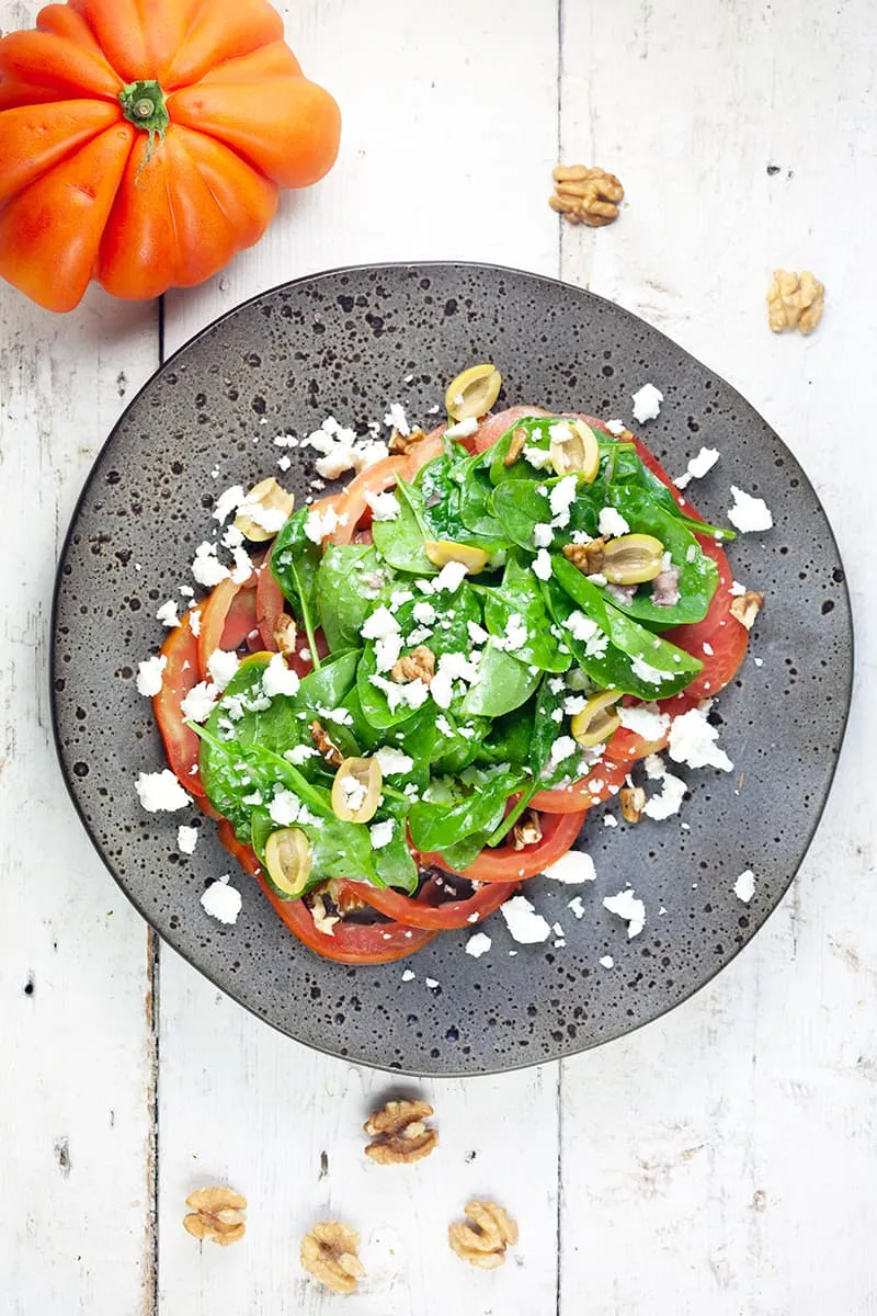 Spinaziesalade met tomaat