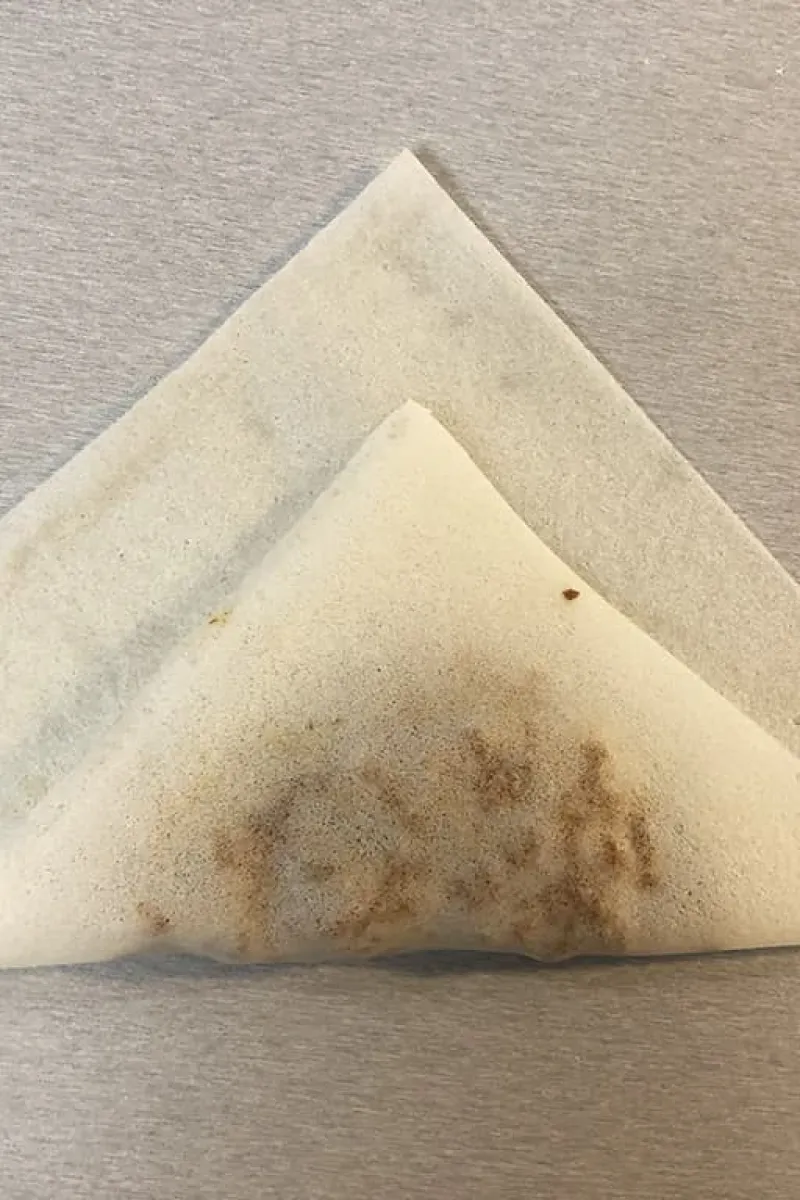 Vouwen van de zelfgemaakte vlammetjes (stap 2)