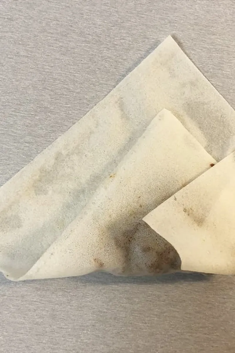 Vouwen van de zelfgemaakte vlammetjes (stap 3)