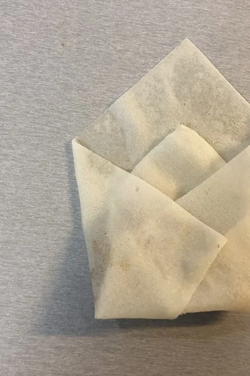 Vouwen van de zelfgemaakte vlammetjes (stap 4)