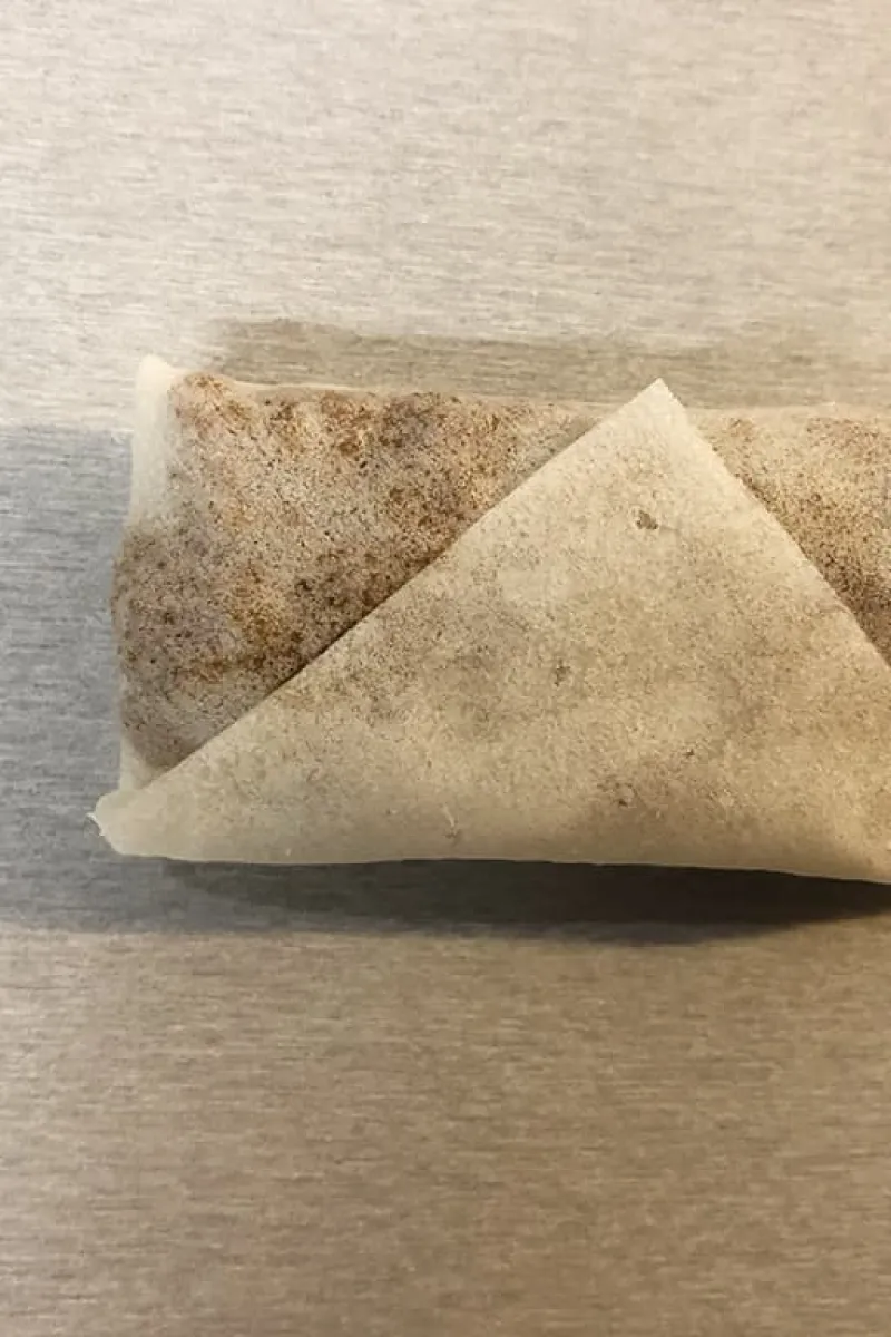 Vouwen van de zelfgemaakte vlammetjes (stap 5)