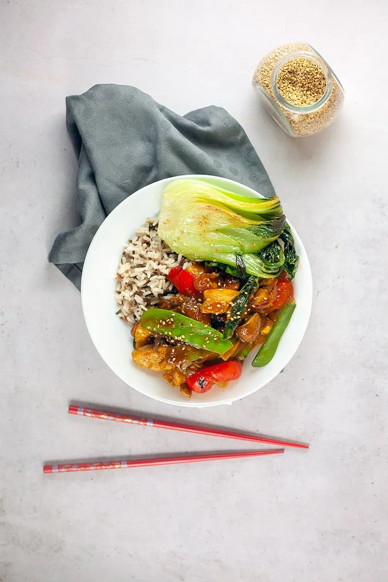 Zoetzure kip met paksoi en mango