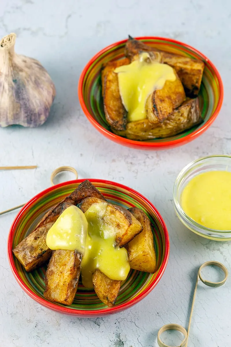 Patatas bravas met aioli