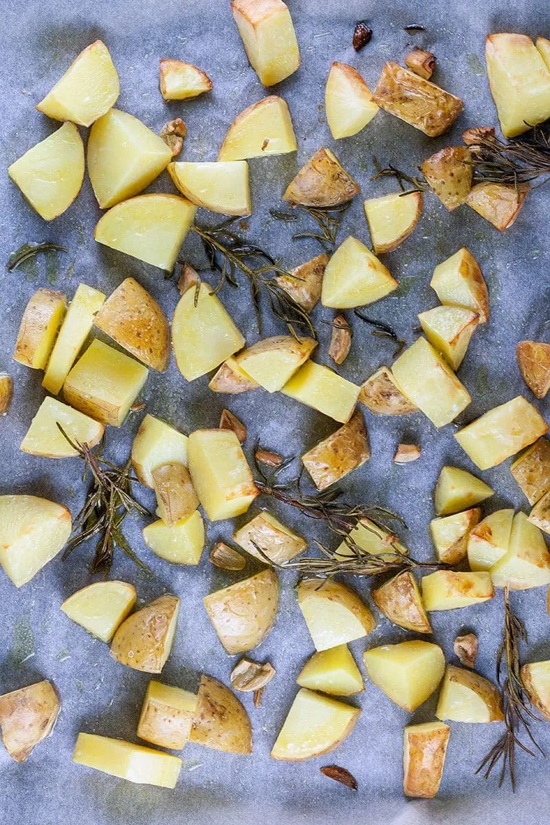 Aardappelpartjes uit de oven met rozemarijn en knoflook