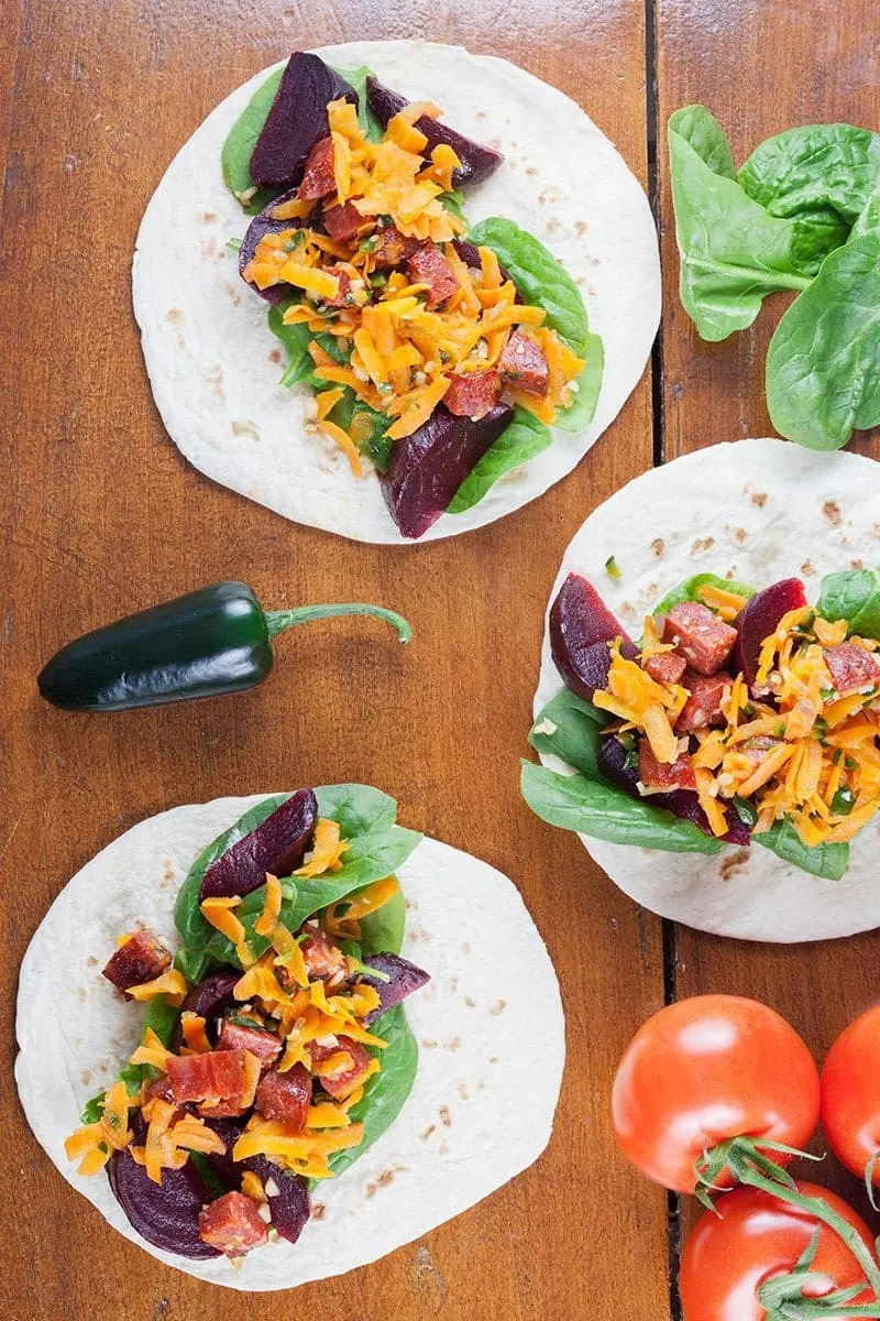 Chorizo taco's met ingelegde rode bieten