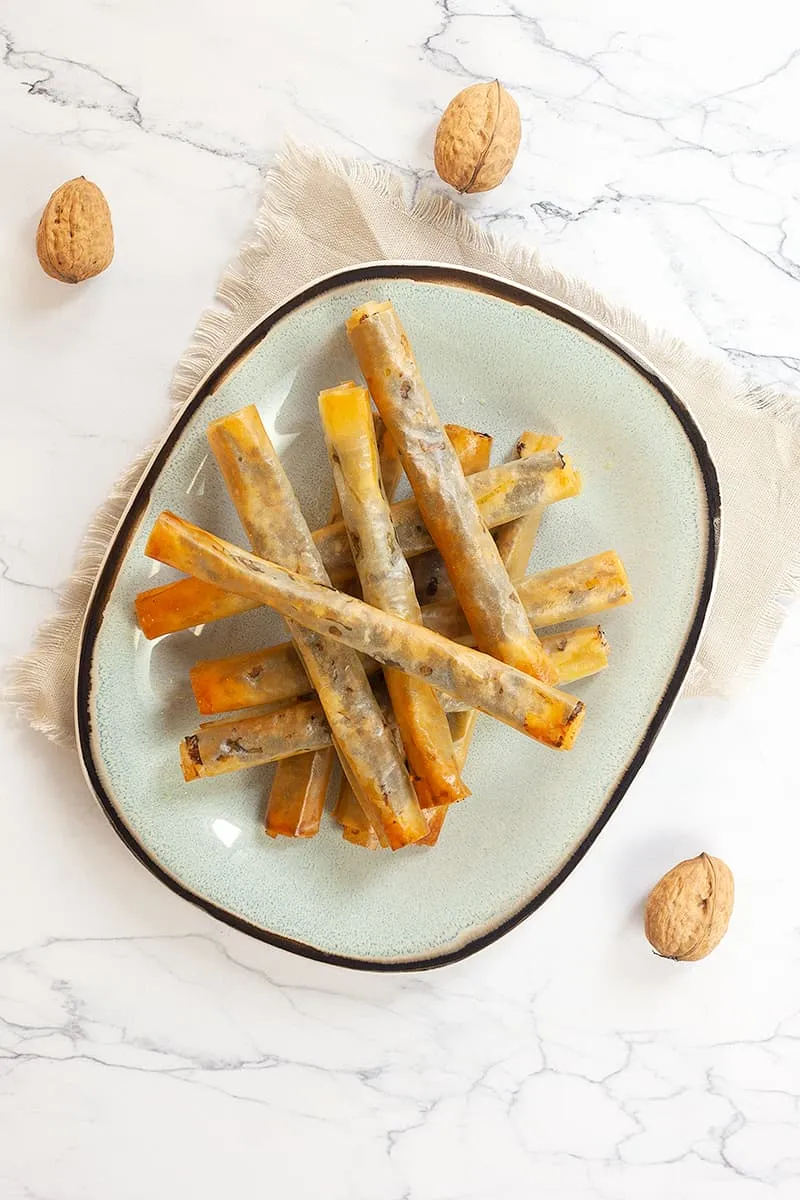 Filodeegrolletjes met olijventapenade