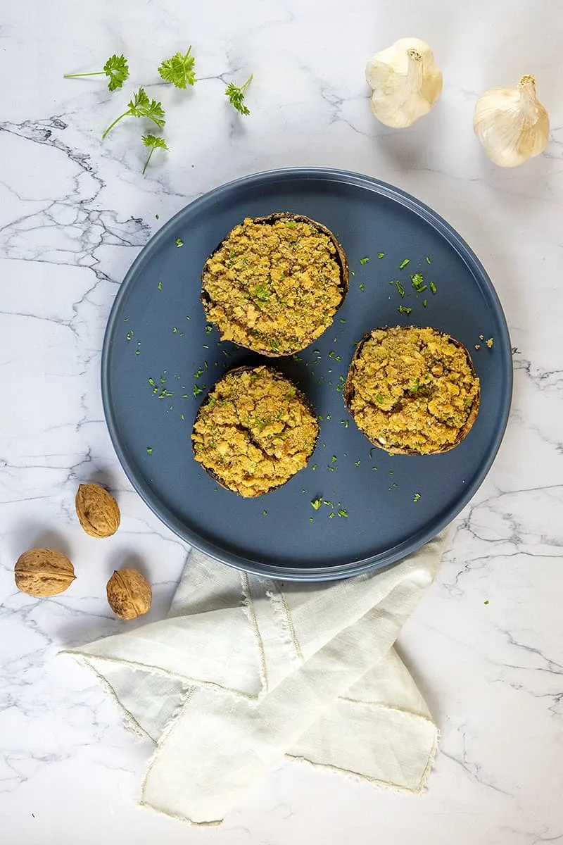 Gevulde portobello met knapperig broodkruim