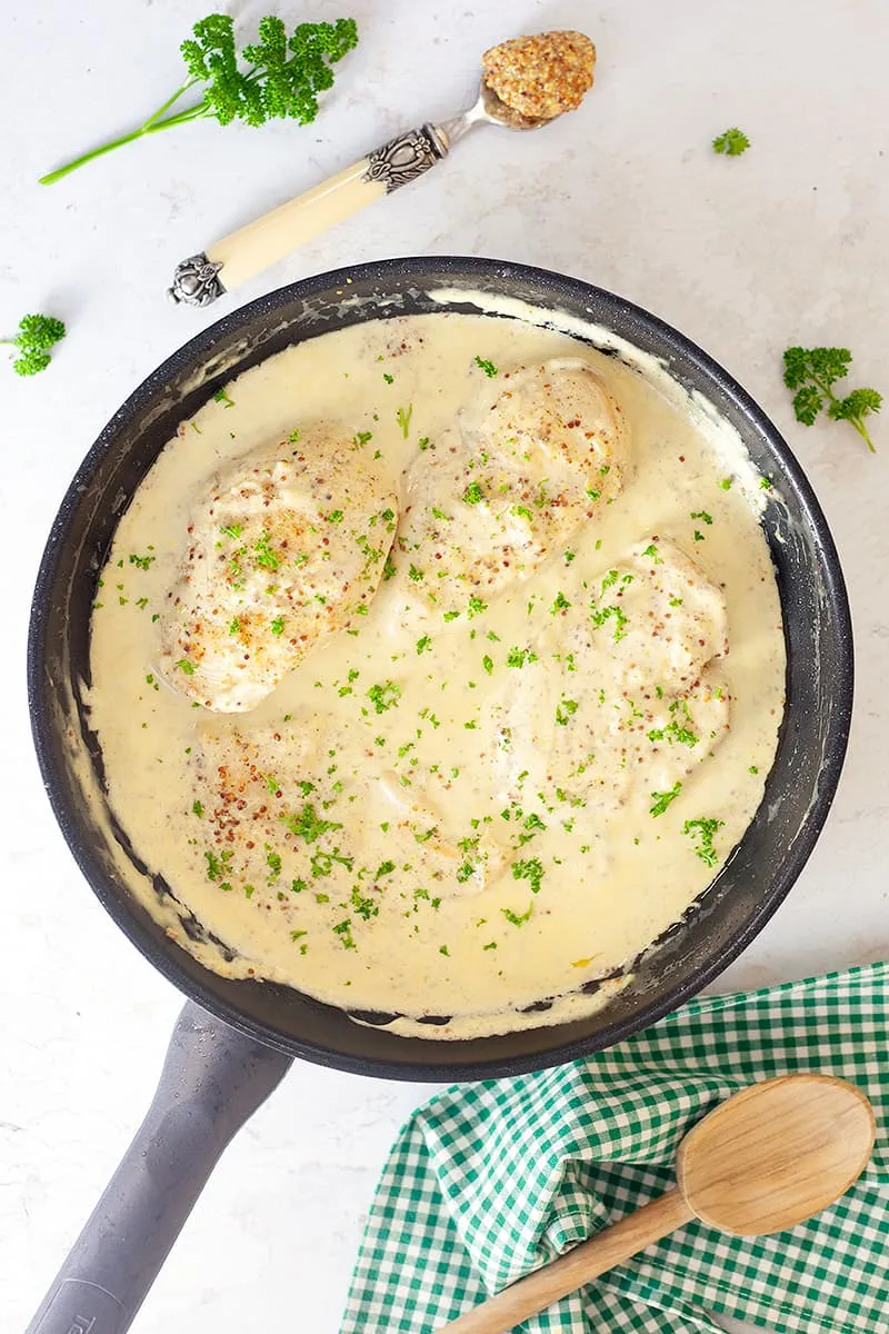 Kip in mosterdroomsaus