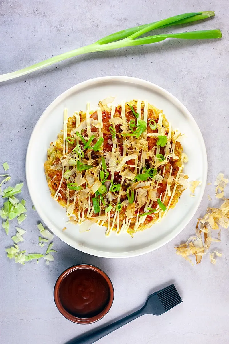 Okonomiyaki (Japanse hartige pannenkoek)