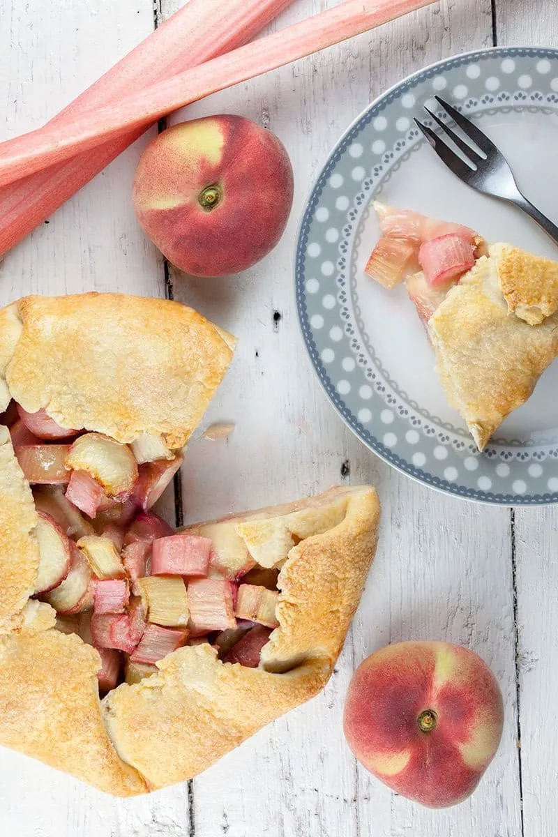 Rabarber en wilde perzik galette