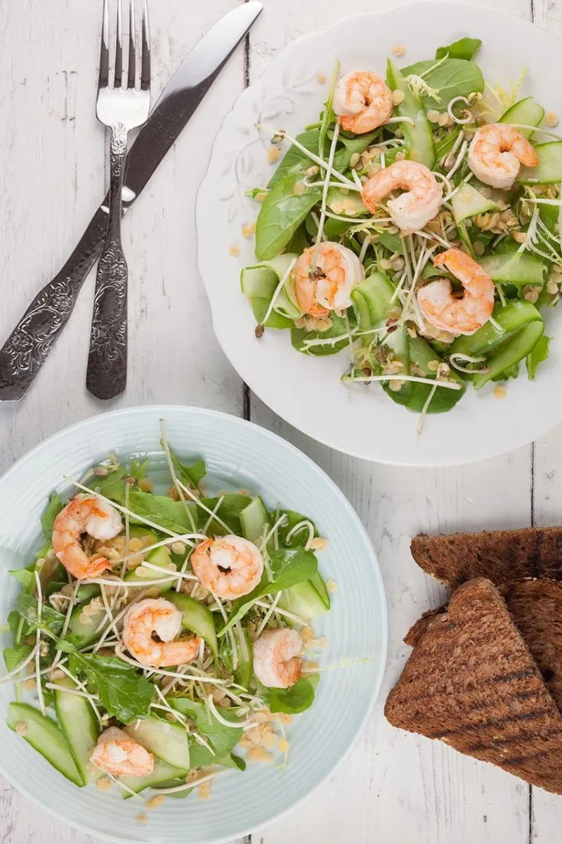 Rode linzensalade met gamba's