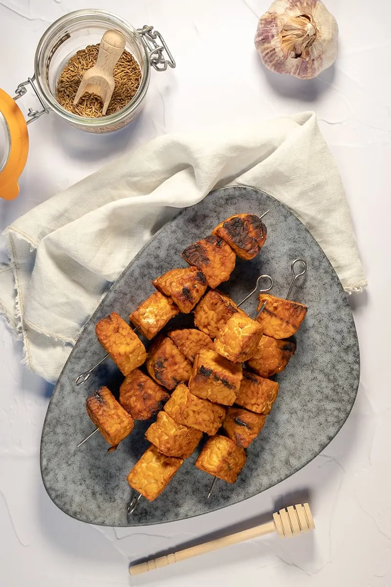 Tempeh spiesjes van de barbecue