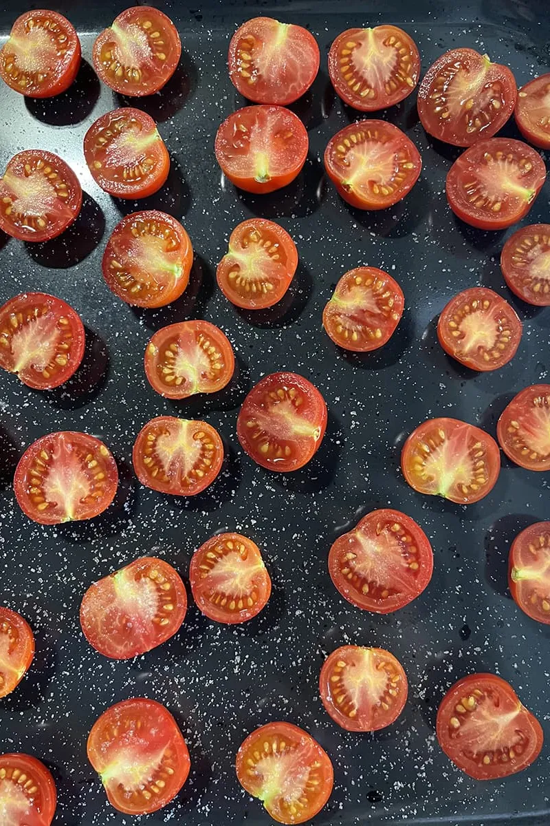 Tomaten op een ovenplaat