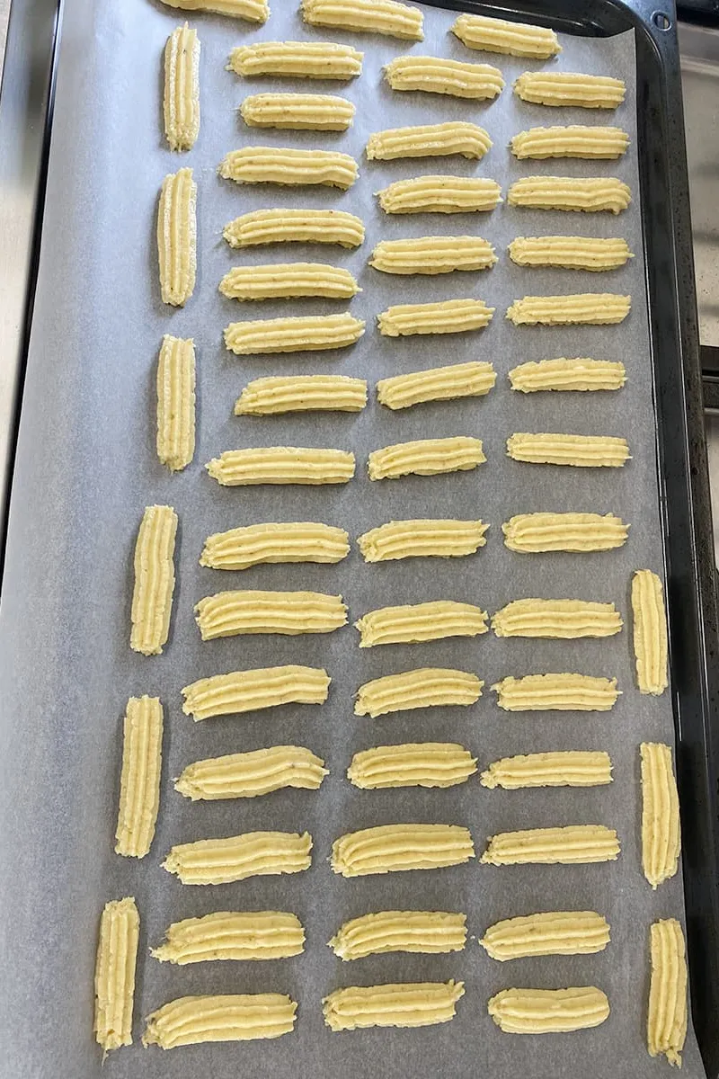 Turkse thee koekjes klaar om gebakken te worden