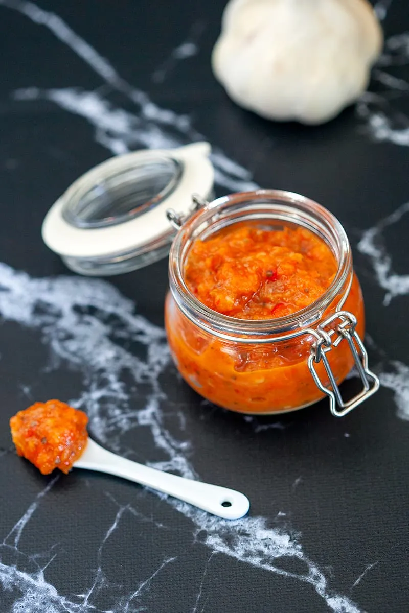 Ajvar (paprika-aubergine saus)