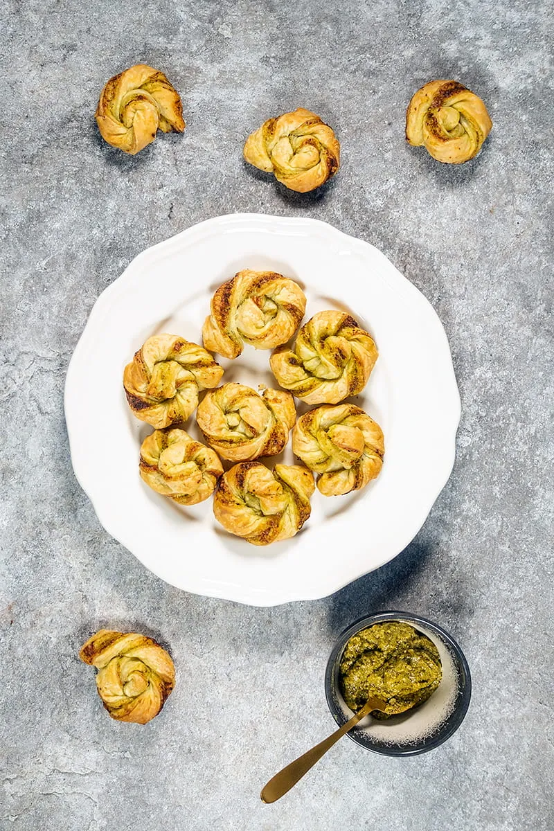 Bladerdeeg met pesto