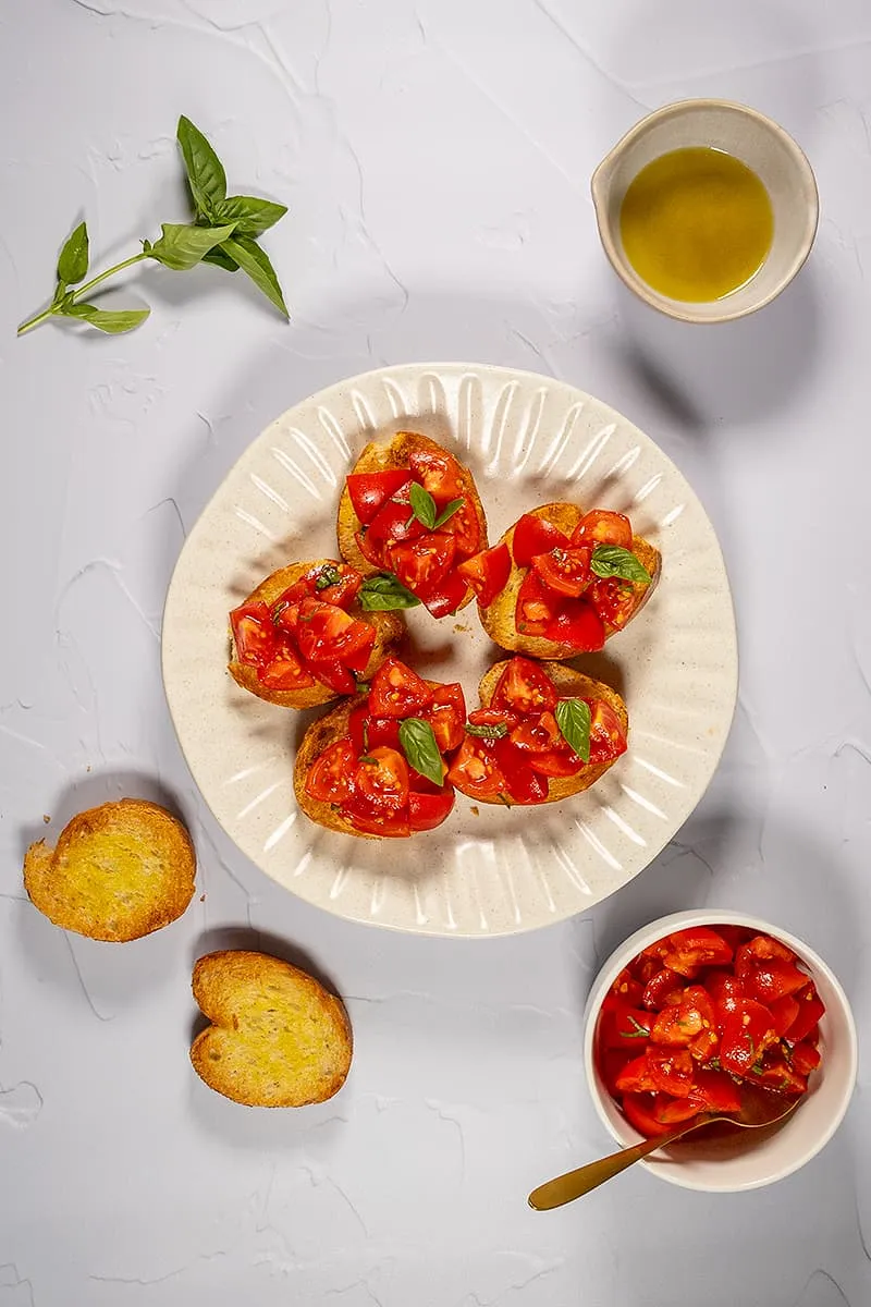 Bruschetta tomaat en basilicum