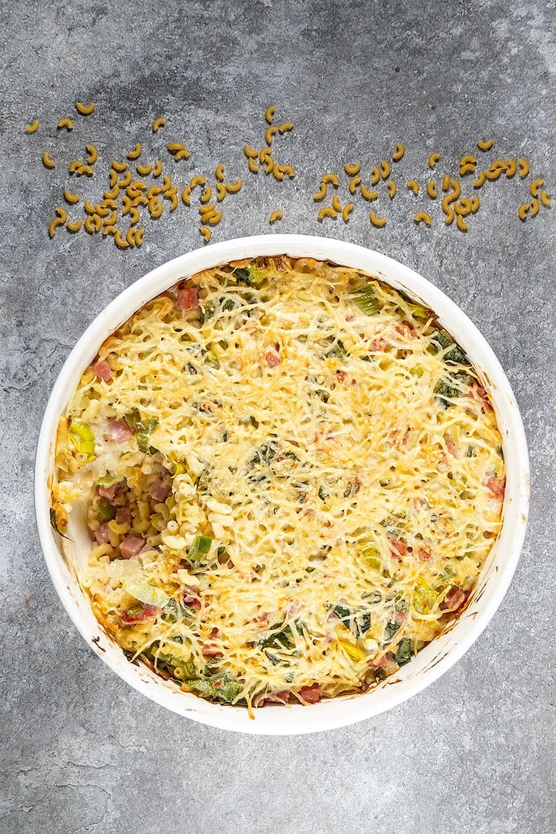 Macaronischotel met prei