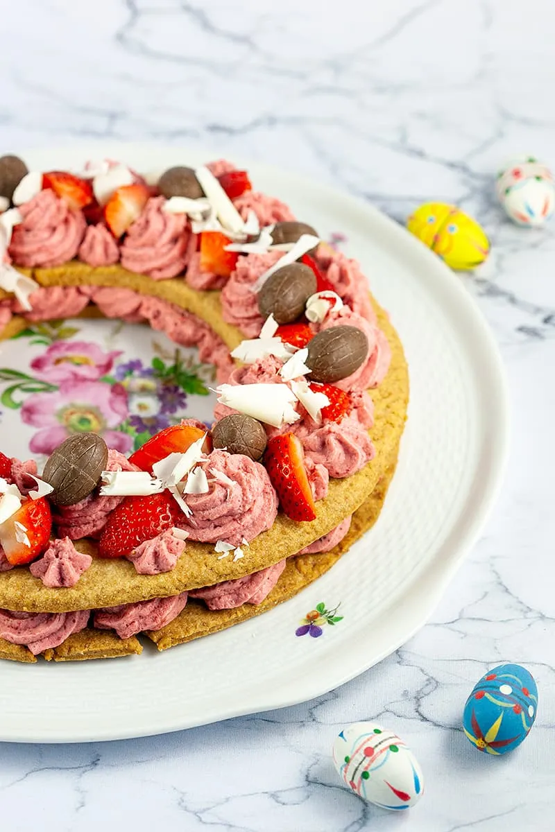 Paaskrans met aardbeienmousse